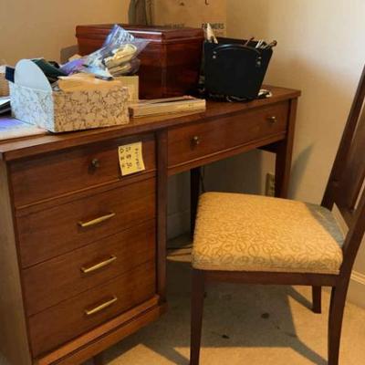 Desk andor sewing table with chair singer 600e and contents included)