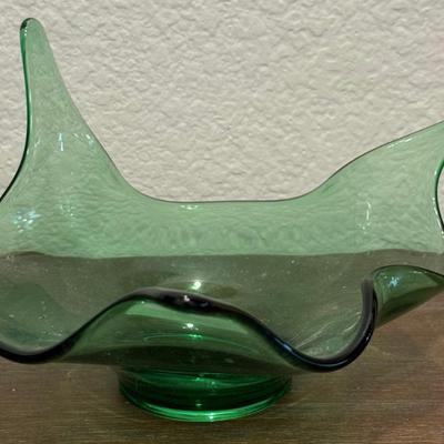 Mid Century Modern Green 10 Inch Stingray Shape Art Glass Bowl 