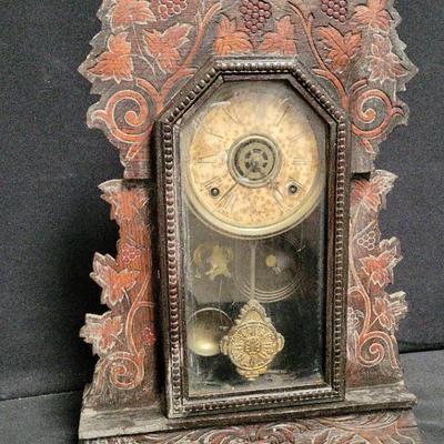 VINTAGE WOODEN GILBERT CLOCK