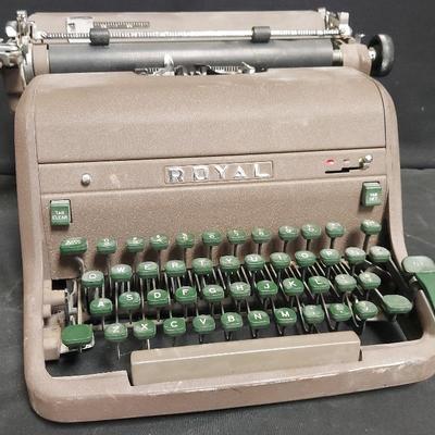 VINTAGE ROYAL TYPEWRITER 