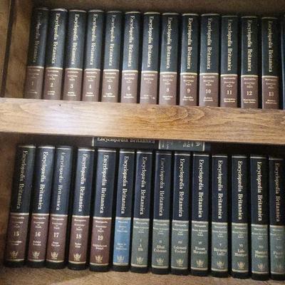 VINTAGE COLLECTION OF ENCYCLOPEDIA BRITANNICA BOOKS