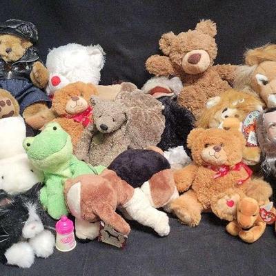 CUTE STUFFED ANIMALS AND PUPPETS