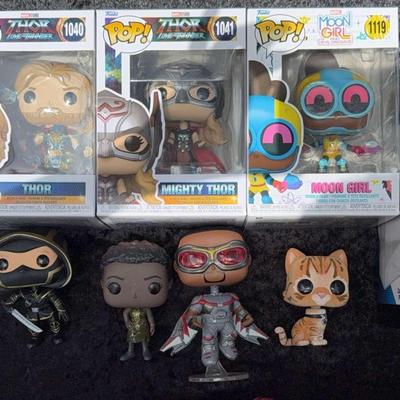 Marvel Figurines - Funko Pop! And A Fuzzy Kitty With 1 Protector Box