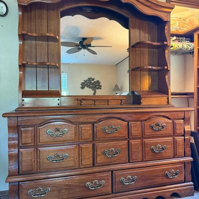 Pretty Wooden Dresser w/Mirror 