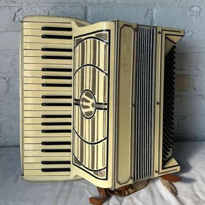 Vintage Wurlitzer Cream Piano Accordion, 1940s-1950s