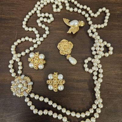 Faux Pearl Gold Tone Jewelry 