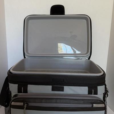 Zipperless Cold Lock Tommy Bahama Cooler  