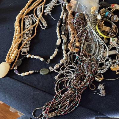 Costume Jewelry – Necklaces, Mixed Styles & Pieces