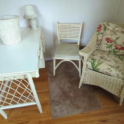 White Wicker 5‑Piece Set – Desk, Side Chair, Armchair, Table Lamp & Wastebasket