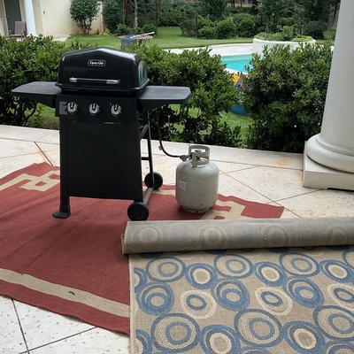 Dyna-Glo Propane Grill With Tank And Outdoor Rugs