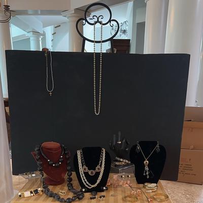 Costume Jewelery Lot 1