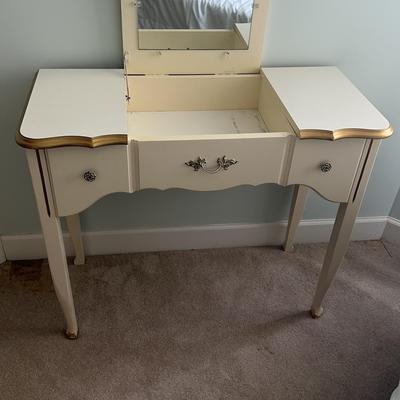 French Provincial Makeup Vanity With Flip Up Mirror