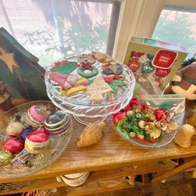 Sale Photo Thumbnail #64: 4 christmas items and footed cake plates