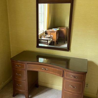 Vintage Bedroom Vanity And Mirror