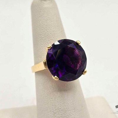#714 • 14k Gold Large Amethyst Ring, 7.4g
