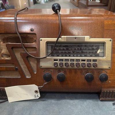 #7078 • Vintage Philco Radio
