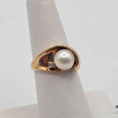 #806 • 10k Gold Ring with Pearl & Diamond Accent, 5.2g
