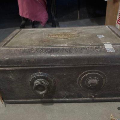 #7082 • Vintage Atwater Kent Radio
