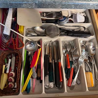 Lot 210: Kitchen Drawer Clean Out 