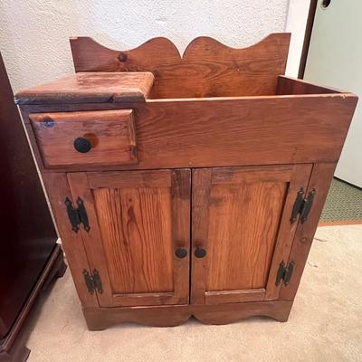 Lot 319: Vintage Hard Pine Children’s Dry Sink
