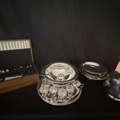 Lot 234: Oneida Silver Plated Entertainment Collection 