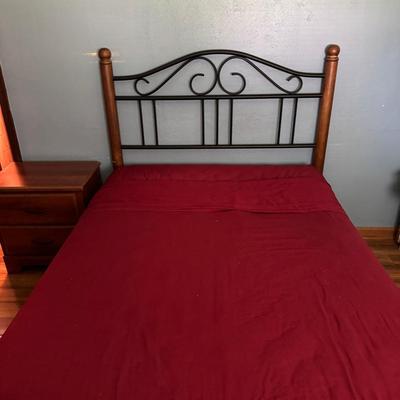 Lot 227: Traditional 5 Piece Bedroom Set 
