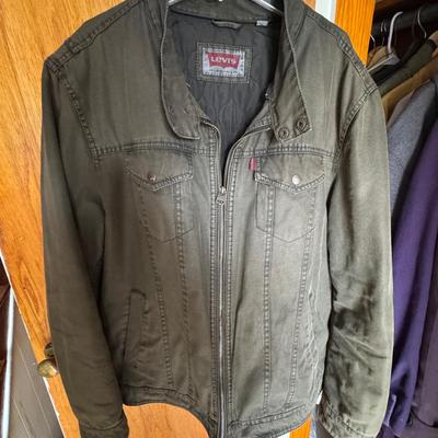 Lot 251: Men’s Jackets Levi’s, St John Bay , Context Size L