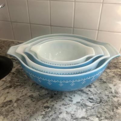 Pyrex Cinderella Snowflake Blue Nesting Bowl set: pristine & rare!