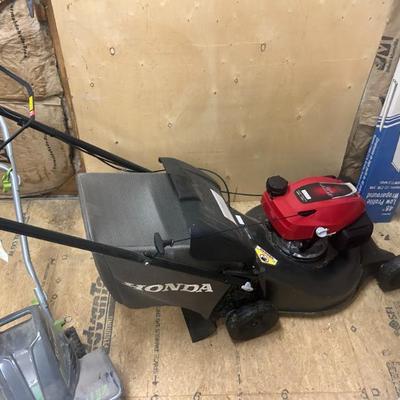 Sale Photo Thumbnail #33: Honda lawnmower 