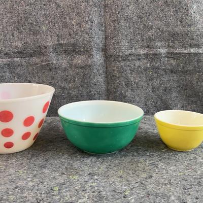 Vintage Fire-King & Pyrex Mixing Bowls – Polka Dot, 403 Green 2 1/2 Qt, 401 Yellow 1 1/2 Qt 
