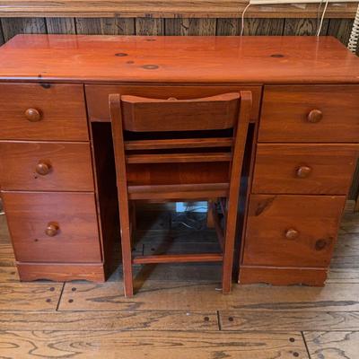 Wooden Desk & Chair (FR)