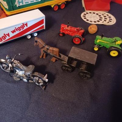 Sale Photo Thumbnail #243: Vintage toys