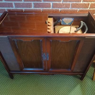 Sale Photo Thumbnail #263: Vintage record player 