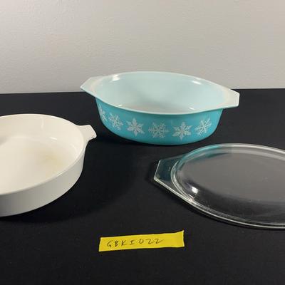 Vintage Pyrex Snowflake Blue Oval Casserole – 2 Qt with Clear Lid, CorningWare 10 Skillet (no lid)