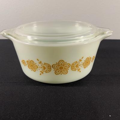 Vintage Pyrex Butterfly Gold Round Casserole – 1.5 Qt with Clear Lid