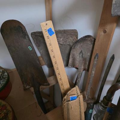 Sale Photo Thumbnail #55: garden tools and miscellaneous 