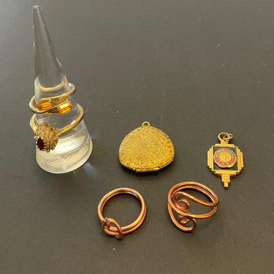 Vintage Costume Jewelry Lot – 4 Rings & 2 Pendants
