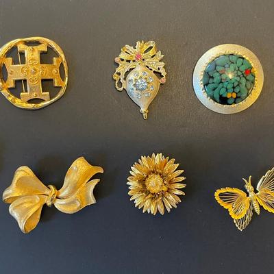 Charming Collection of 10 Vintage Pins – Eclectic & Elegant