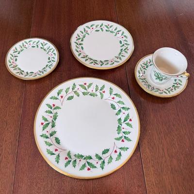 40 pc Lenox Holiday Dinnerware 8 Place Setting - New