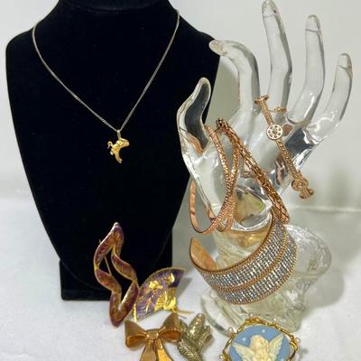1980 “Avon” Bow Brooch & Gold Toned Accessories 