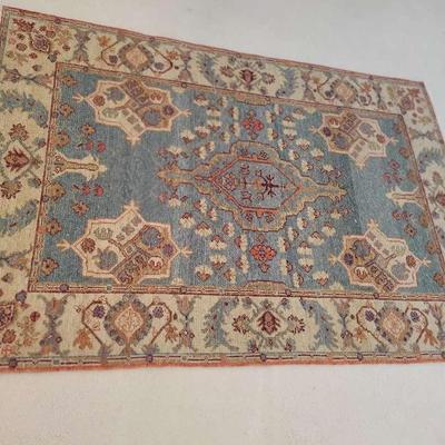 Hand-Knotted Wool Rug – Traditional Medallion & Floral Design in Soft Blue and Ivory