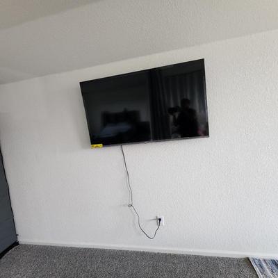 Smart TV 55in - $300