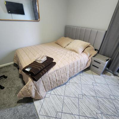 Queen Bed w/mattress $200

bed frame og pp $173.02
matress og pp $200
mirror og pp $$69.88+tx 
