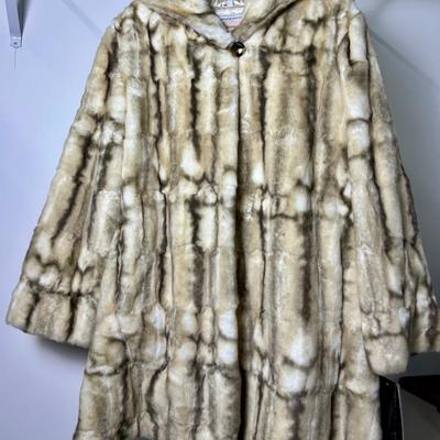 New with Tag Pamela McCoy Faux Fur Coat (Size 1X)