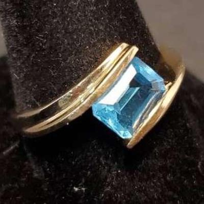 14K Gold Blue Topaz Ring - Size 8.75