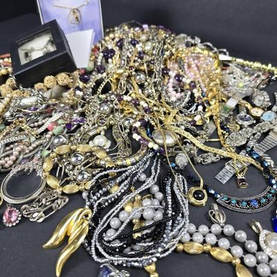 Costume Jewelry Necklaces, Bracelets & Watches