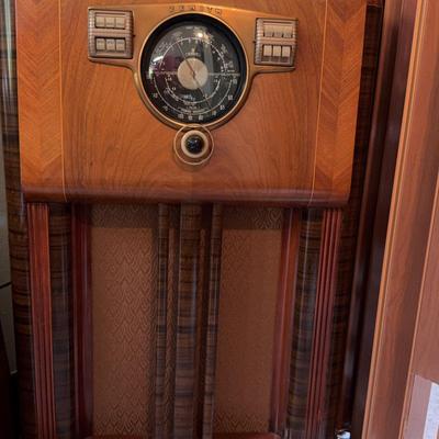 Zenith Console Radio. Working Condition!