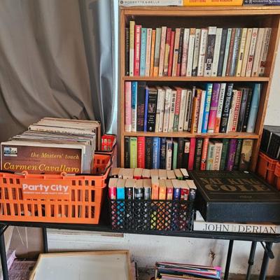 Sale Photo Thumbnail #80: Vinyls and books