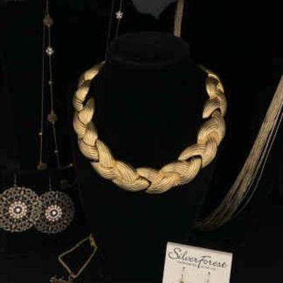 Ct376 gold tone costume jewelry