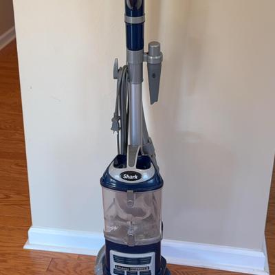 Shark Lift Away Deluxe Navigator Vacuum
